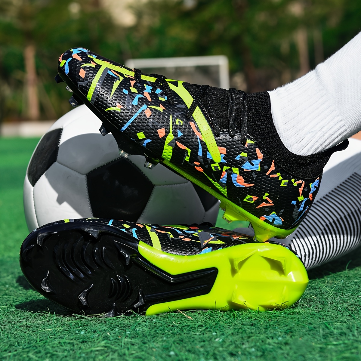 Low-cut unisex football boots with mixed surface claims